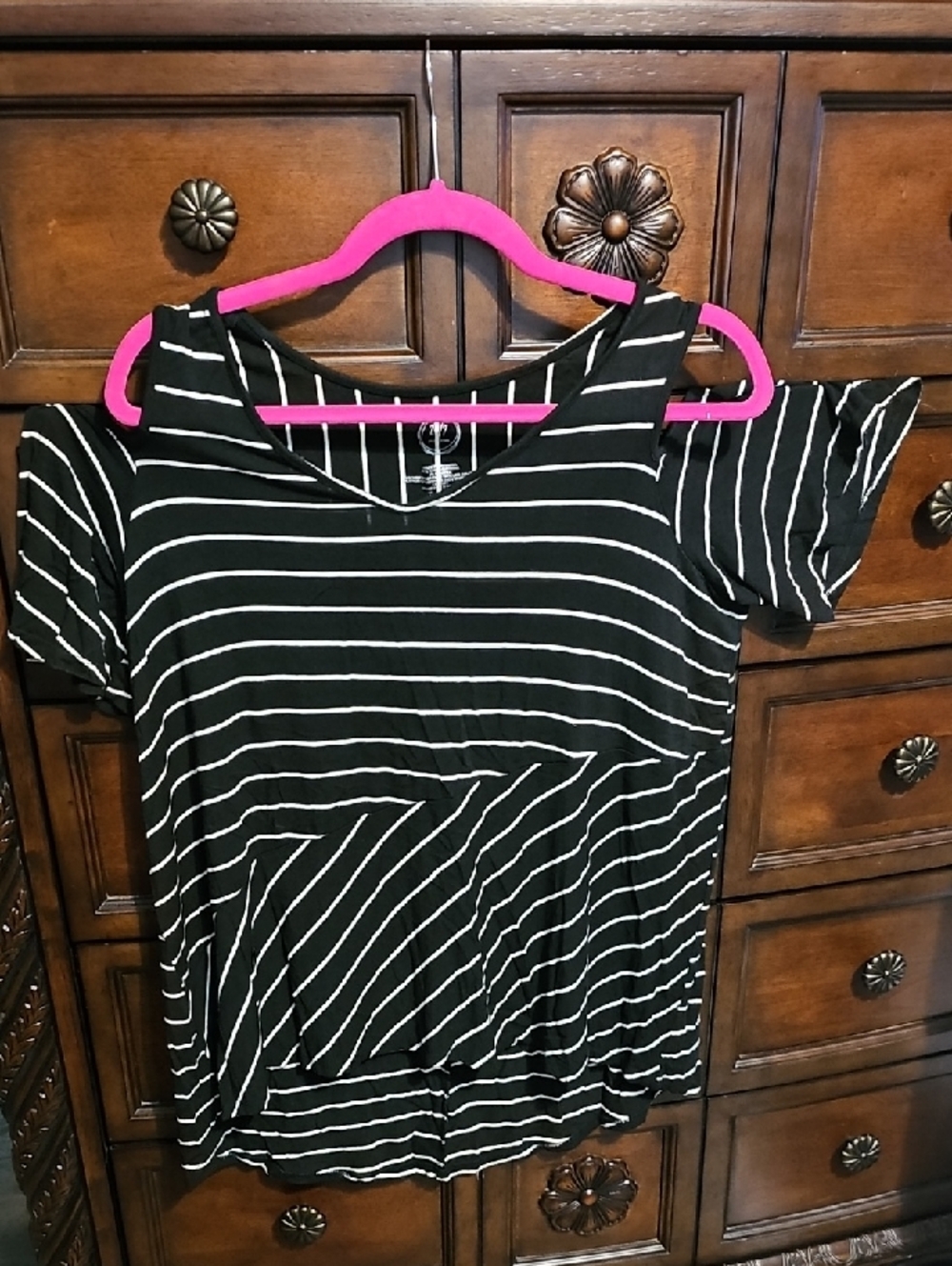 24/7 Maurices Black and White Striped Cold-Shoulder Tee Size L